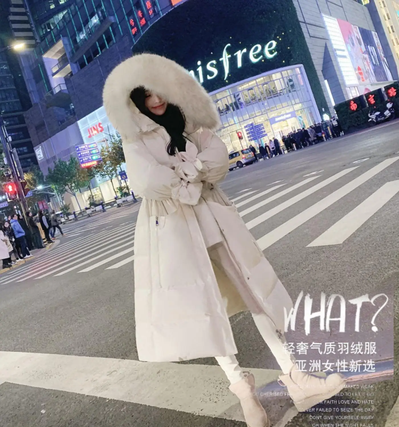 Женский длинный пуховик выше колена с большим меховым воротником белое плотное