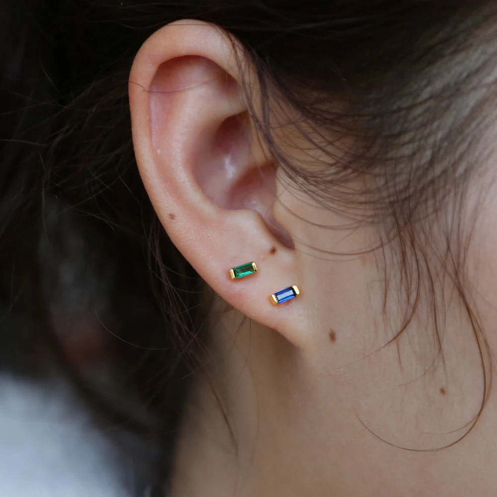 Серьги гвоздики с разноцветными фианитами для девочек пусеты разных цветов