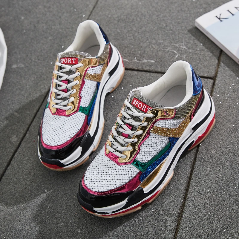 Яркие блестящие женские туфли с блестками обувь на танкетке платформе модные