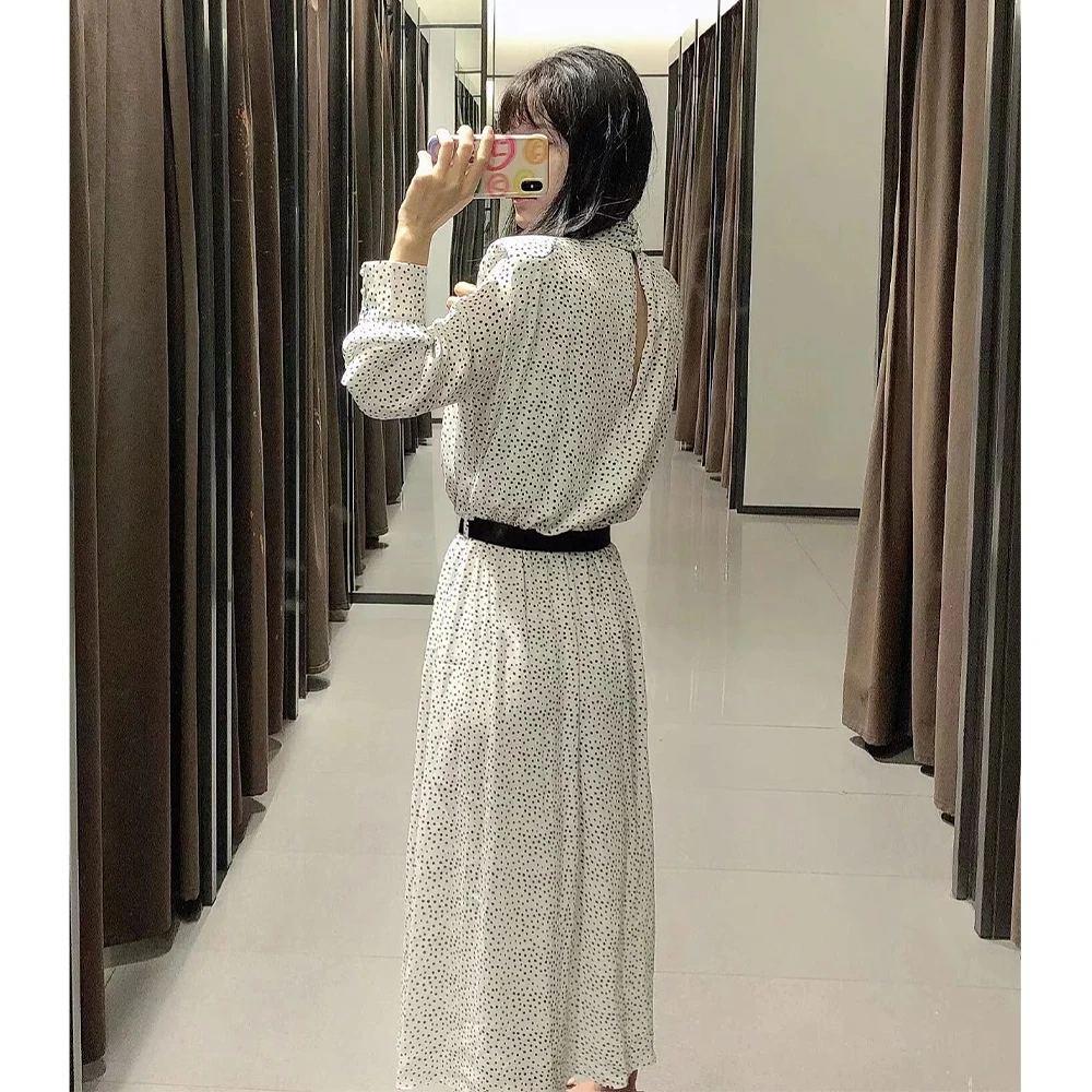 Платье женское средней длины в горошек с поясом и высоким воротом элегантное