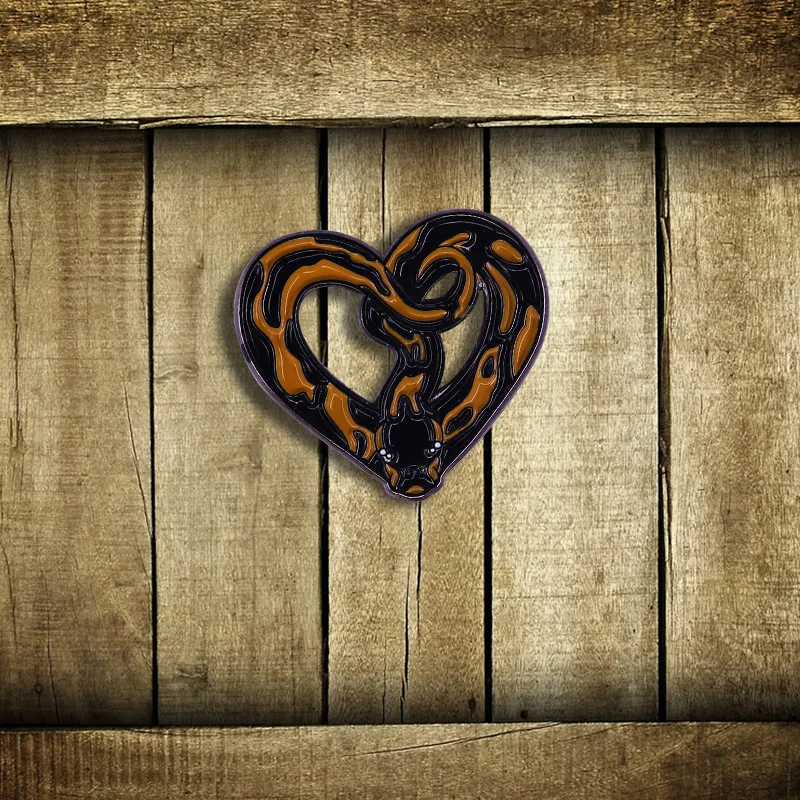 Черно коричневая эмалированная брошь в виде домика талисмана змеи животного