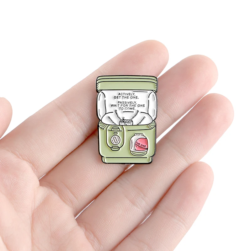 Заколка Gashapon для игр в виде кукол и капсул мягкая эмалированная заколка