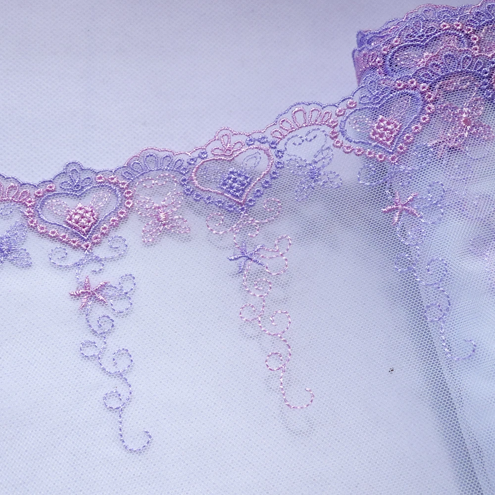 Кружевное платье с вышитыми сердечками украшенное кружевной сеткой 1 метр