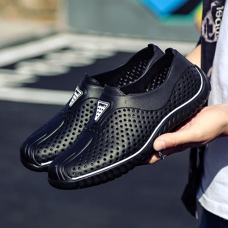 Черный Мужская летняя пляжная обувь; дышащие мужские сандалии; легкие слипоны; водонепроницаемая обувь на плоской подошве; обувь для путешествий; модные мужские сандалии - Цвет: Черный