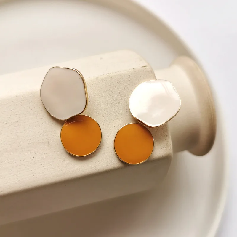 Оригинальные металлические сережки контрастного белого цвета с масляной