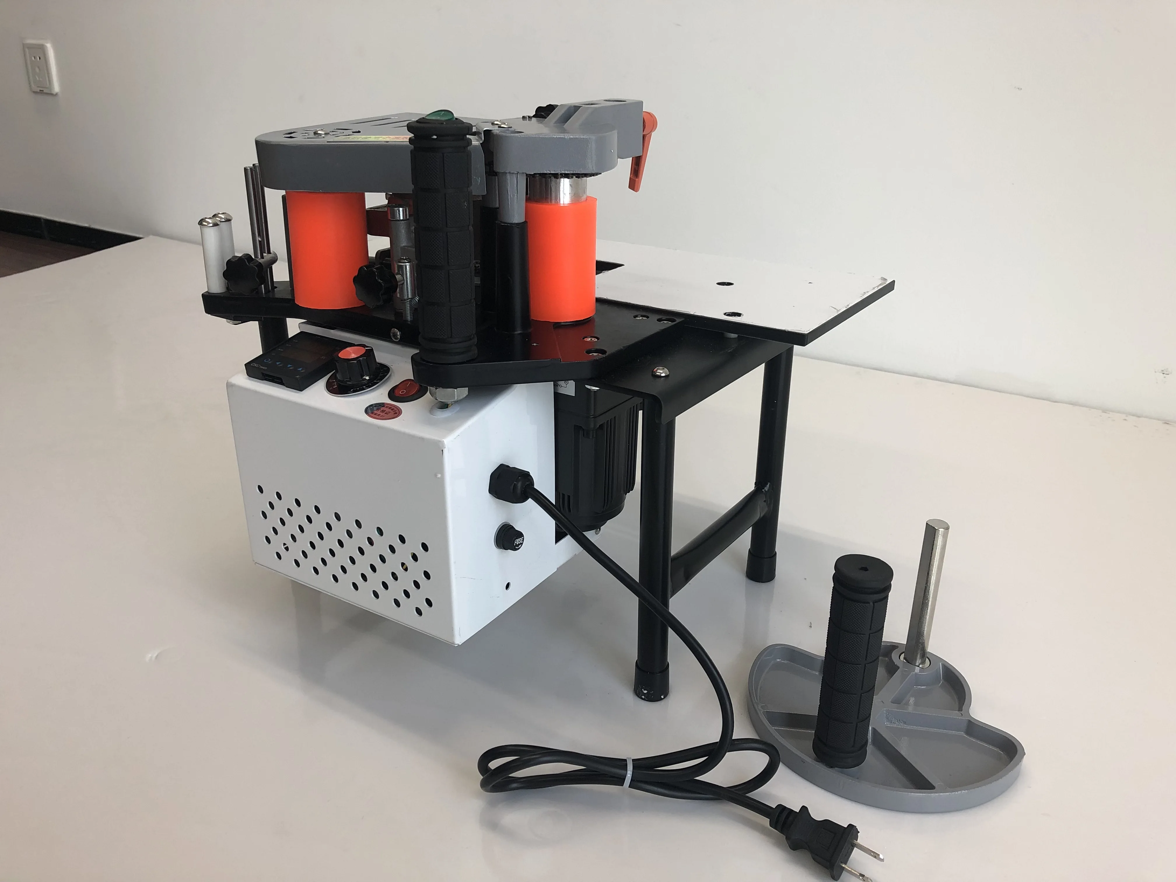 Портативное деревообрабатывающее оборудование Кромкооблицовочный станок