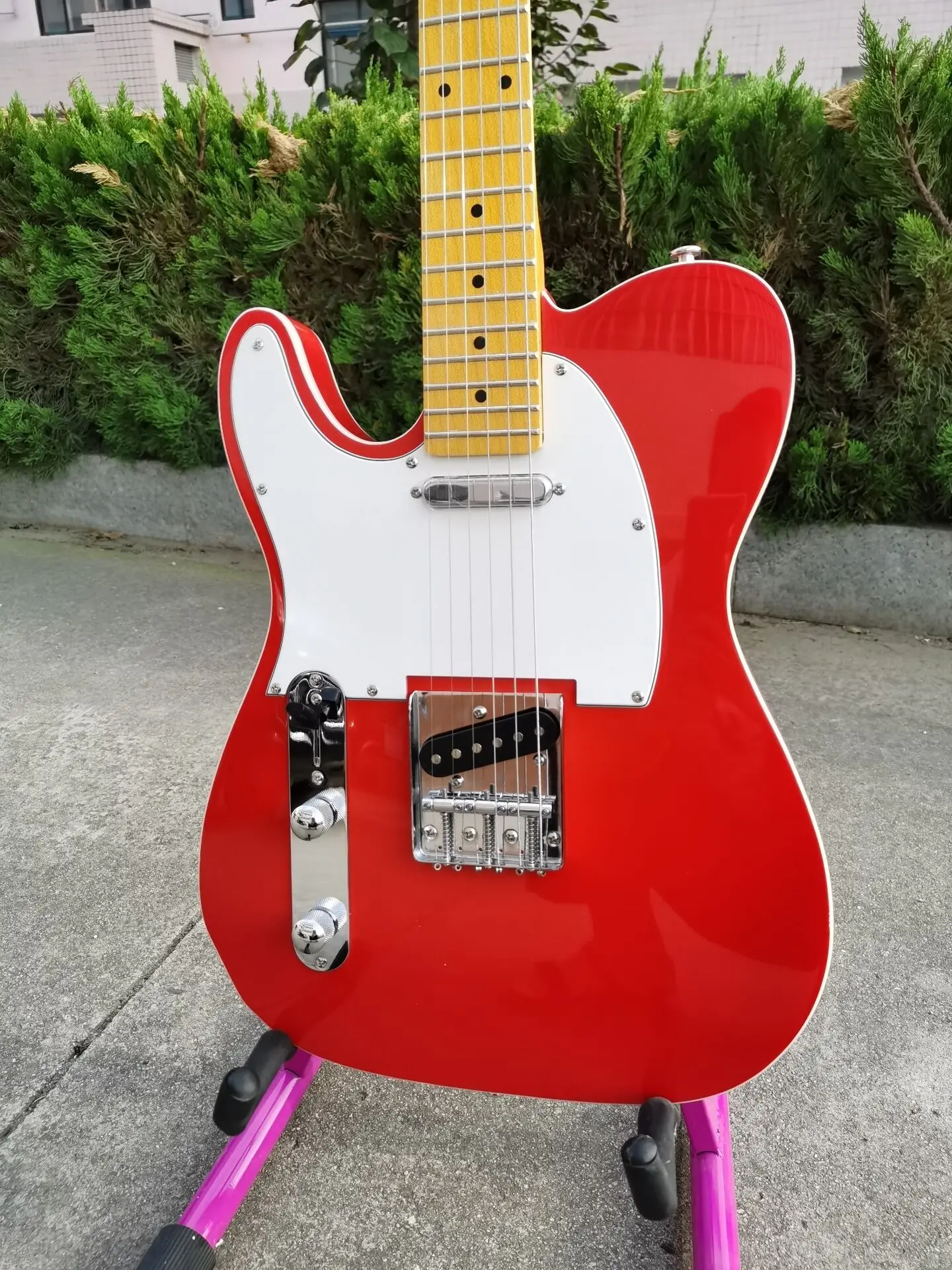 

High quality custom red left hand electric guitar, maple fingerboard and white guard board can be customized according to requir
