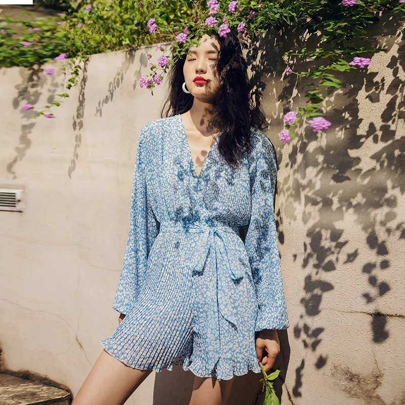 Женский шифоновый комбинезон с цветочным принтом голубой короткий оборками и