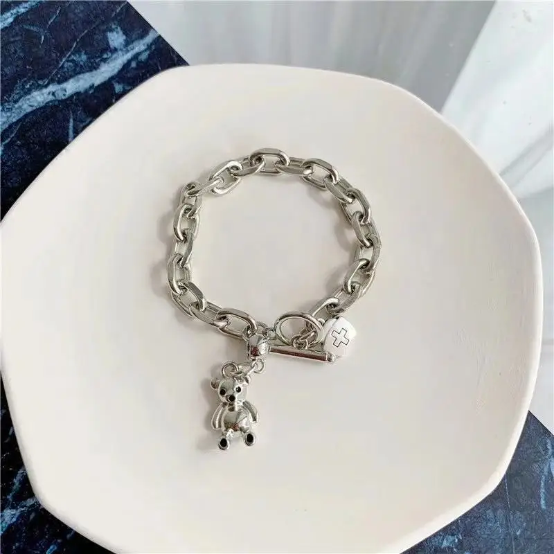 Винтажные браслеты на руке с прелестным медвежьим монетным подвеском для женщин и мужчин.