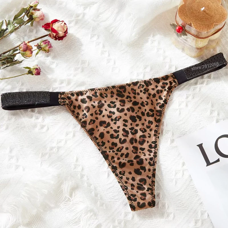 Новинка 2021 трусики с надписью стразы нижнее белье атласные стринги