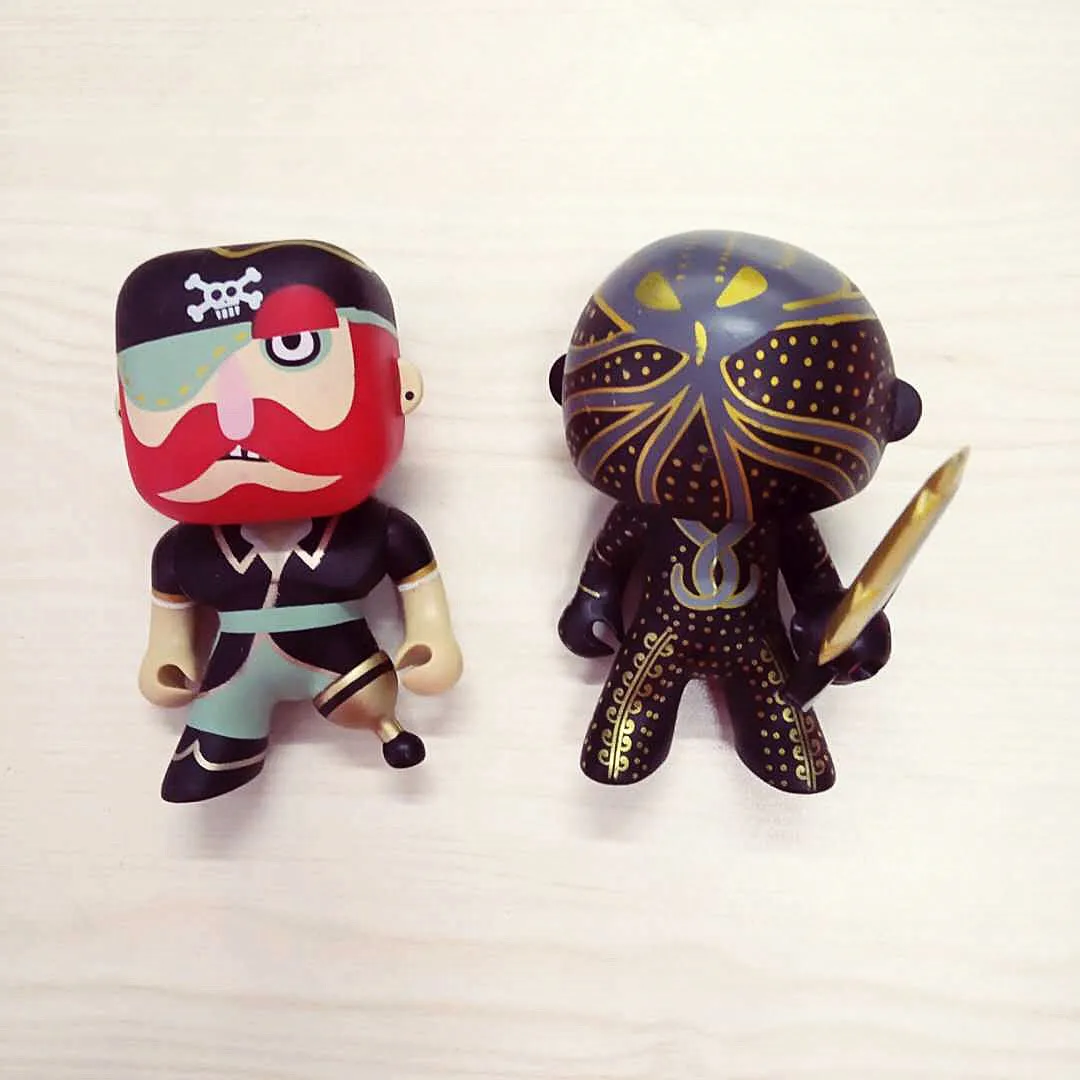 Djeco Arty игрушки Кайл и престол фигурки Рыцари Пираты золотые и черные фигурки Модель экшн-фигурки готовые товары без коробки свободные