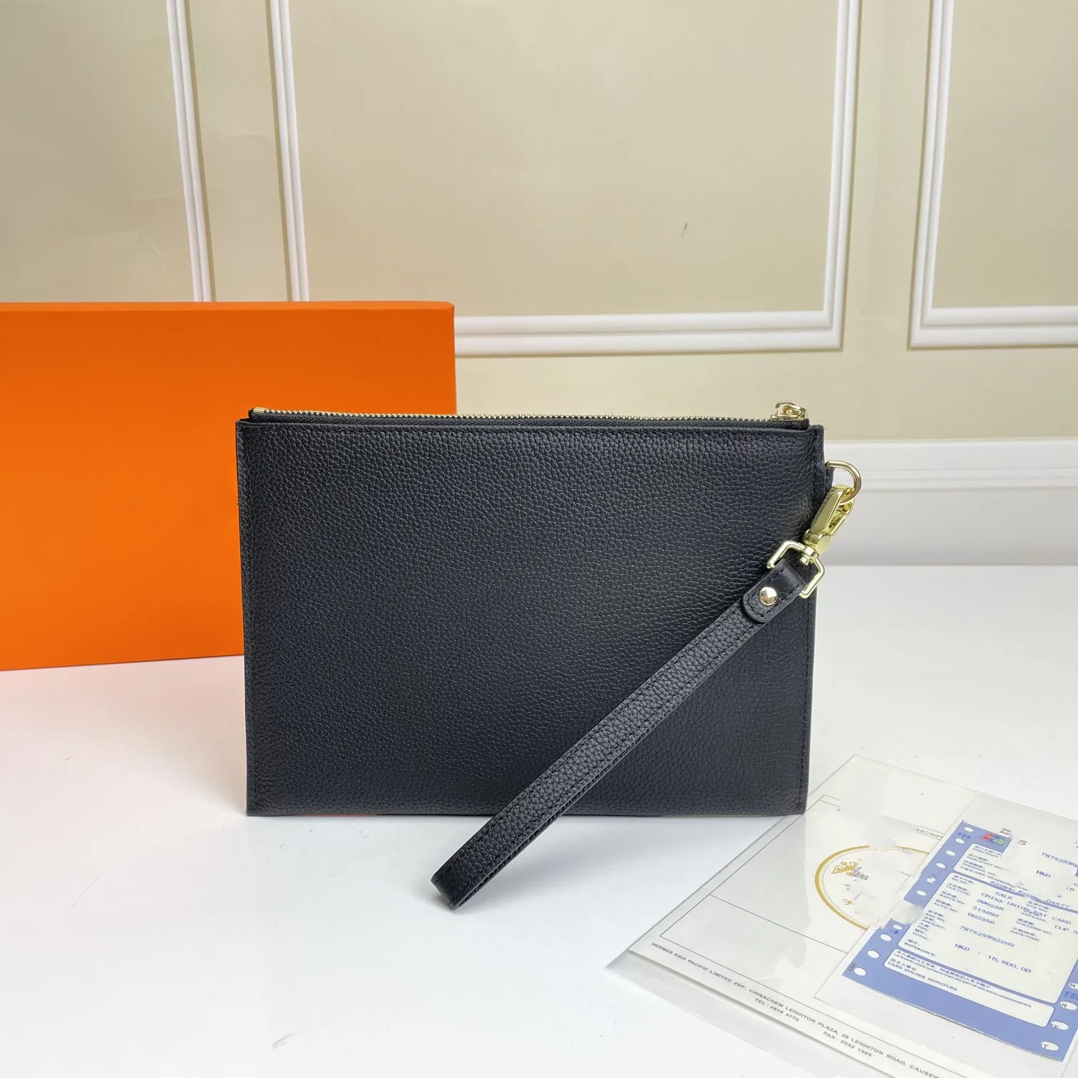 

Мужской клатч-конверт из натуральной кожи с ремешком на руку