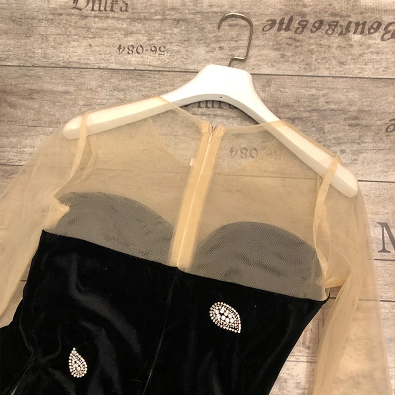 Платье с кисточками TWOTWINSTYLE асимметричное платье круглым вырезом длинным рукавом