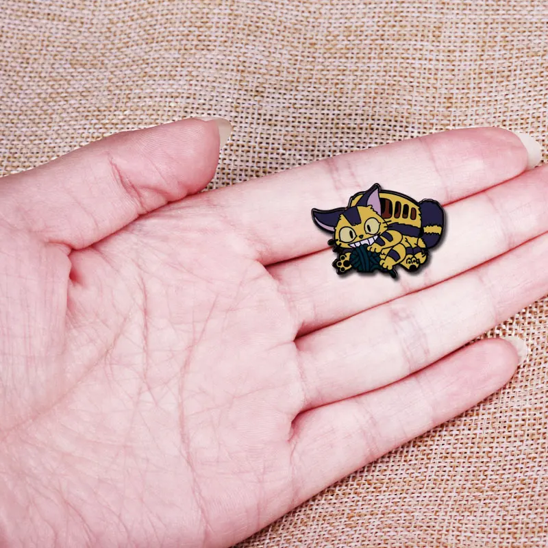 Моя соседка Тоторо Эмалированная брошь с Котобусом и бейджиком из шерсти, смешная играющая кошачья автобусная брошь Миядзаки Гибли Аниме мем аксессуаров.
