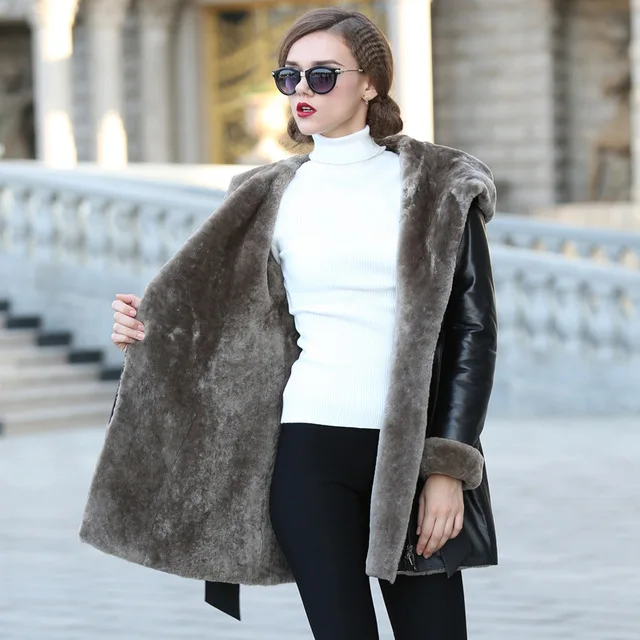 Женская куртка из натуральной кожи черная теплая приталенная овечьей с