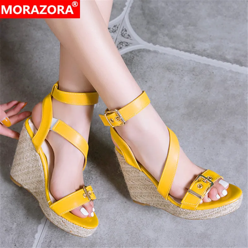 Женские босоножки с пряжкой MORAZORA черные вечерние на танкетке большие размеры 34 46