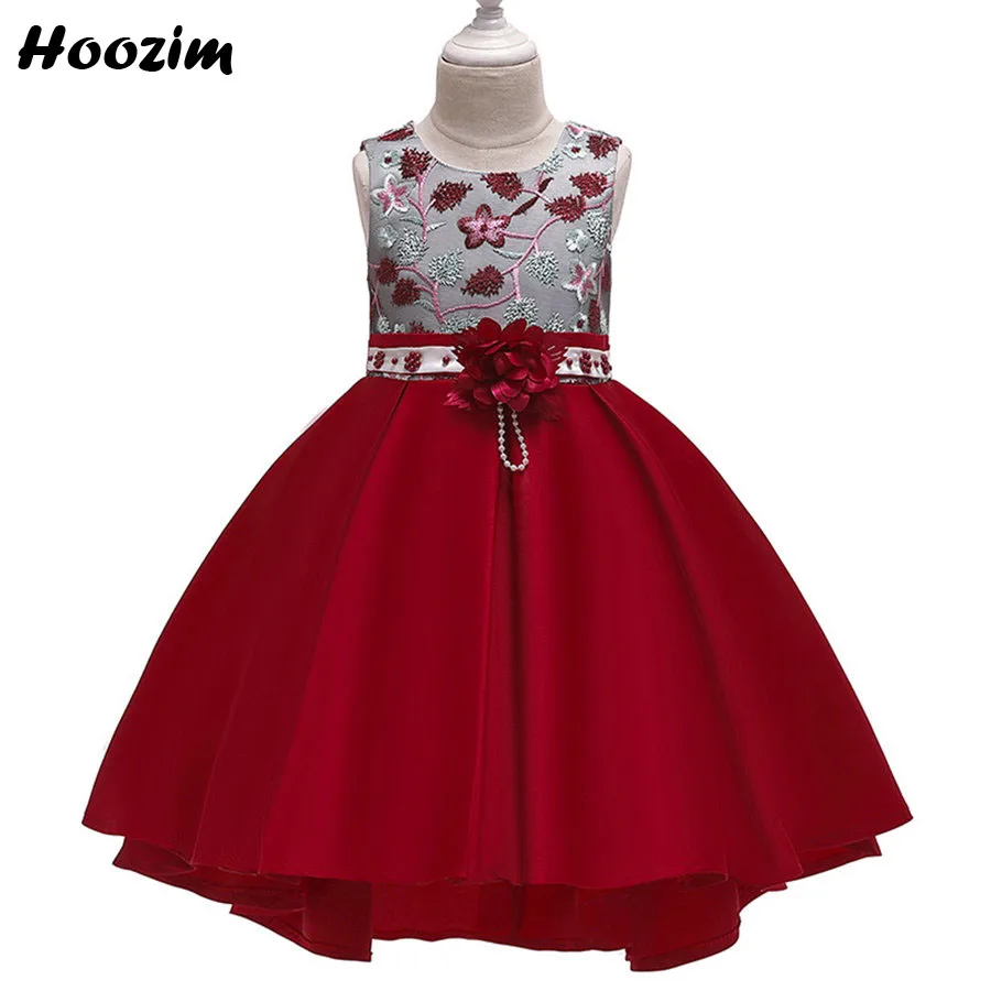 Бордового цвета с вышитыми цветами красной ковровой дорожки Праздничное платье