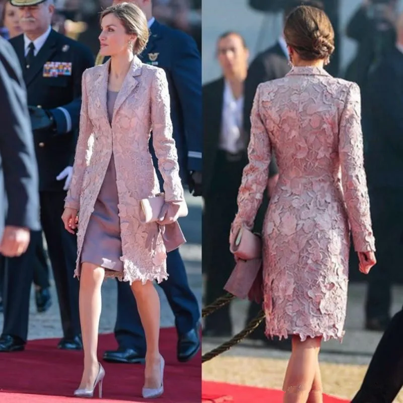 

Chic Mother Of The Bride Dresses With Jacket Knee Length Appliqued Jewel Neck Lace Mother Gowns Long Sleeve Wedding Guest Dress
