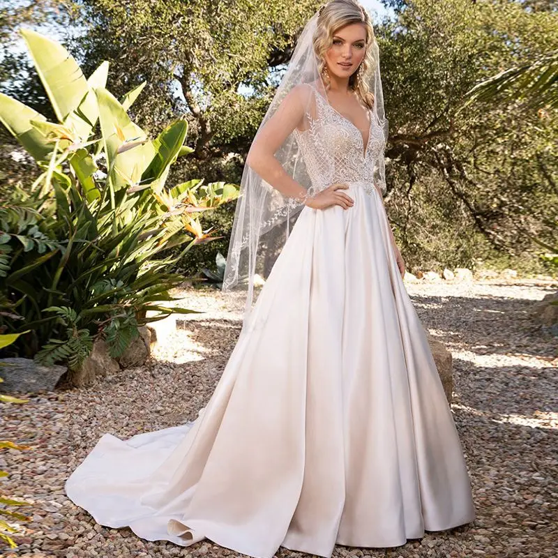 Настоящее фото кружевное свадебное платье трапециевидной формы с открытой