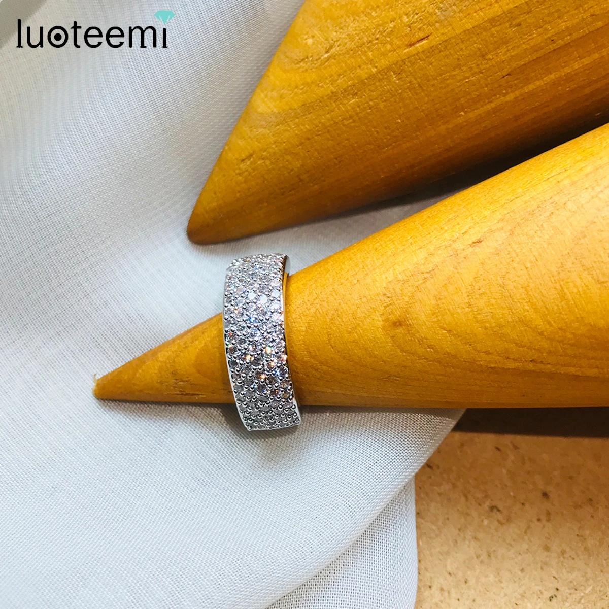 

LUOTEEMI Luxury Jewelry white gold-Color Fashionable Quality Zircon Micro Pave Wife Wedding Hot Sale Ring for Women Wholesale