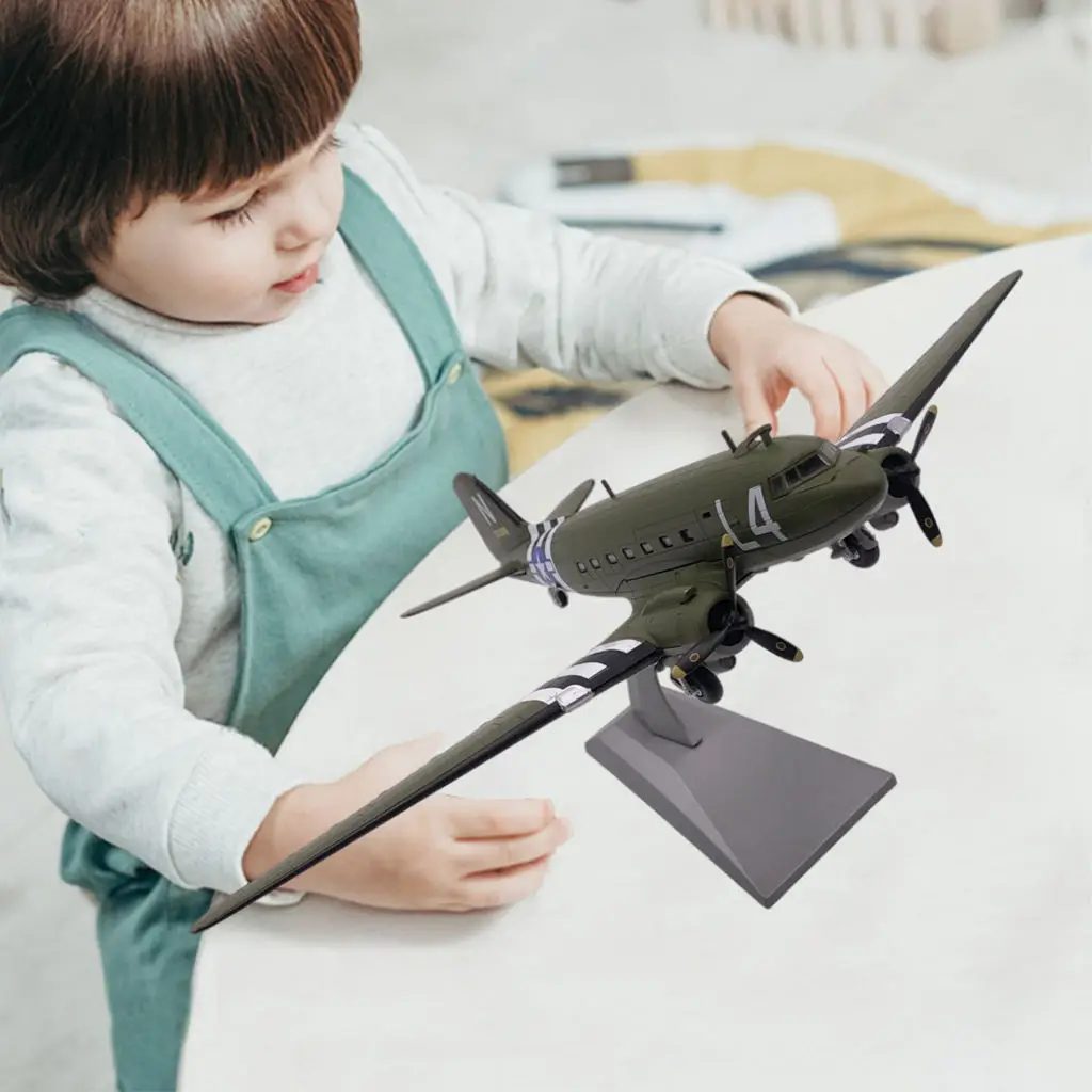 

Коллекция 1/100 года, модель самолета C47 с подставкой