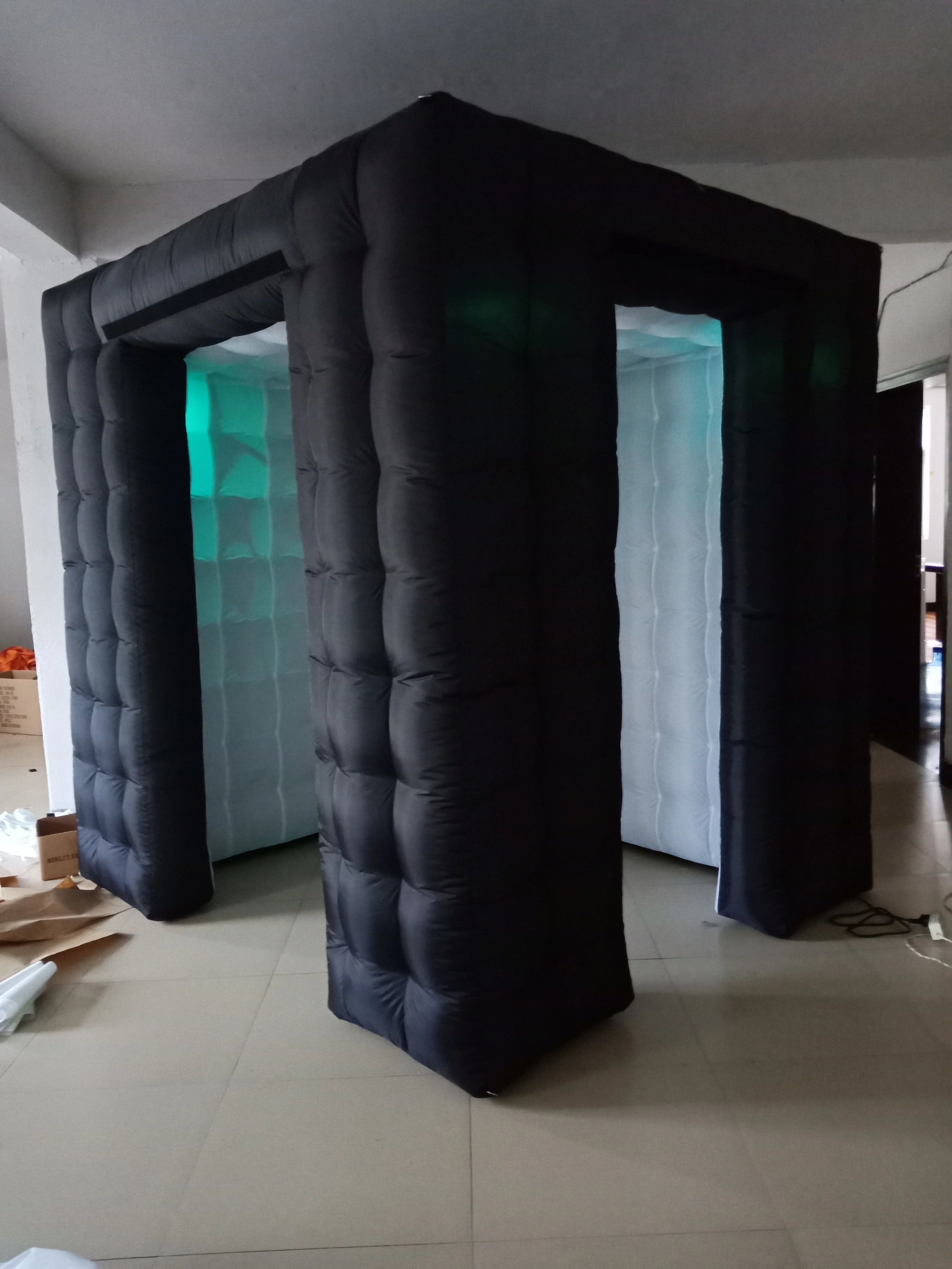 

Черно-белая надувная фотобудка для дня рождения