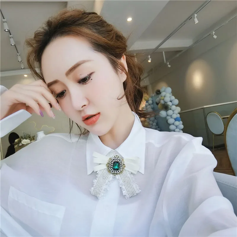 

Korea White Green Rhinestone Brooches Women Elegant Bow Ties Bowknot Sweet Pins OL Lady Shirt Pin Jewelry Accessories Baroque