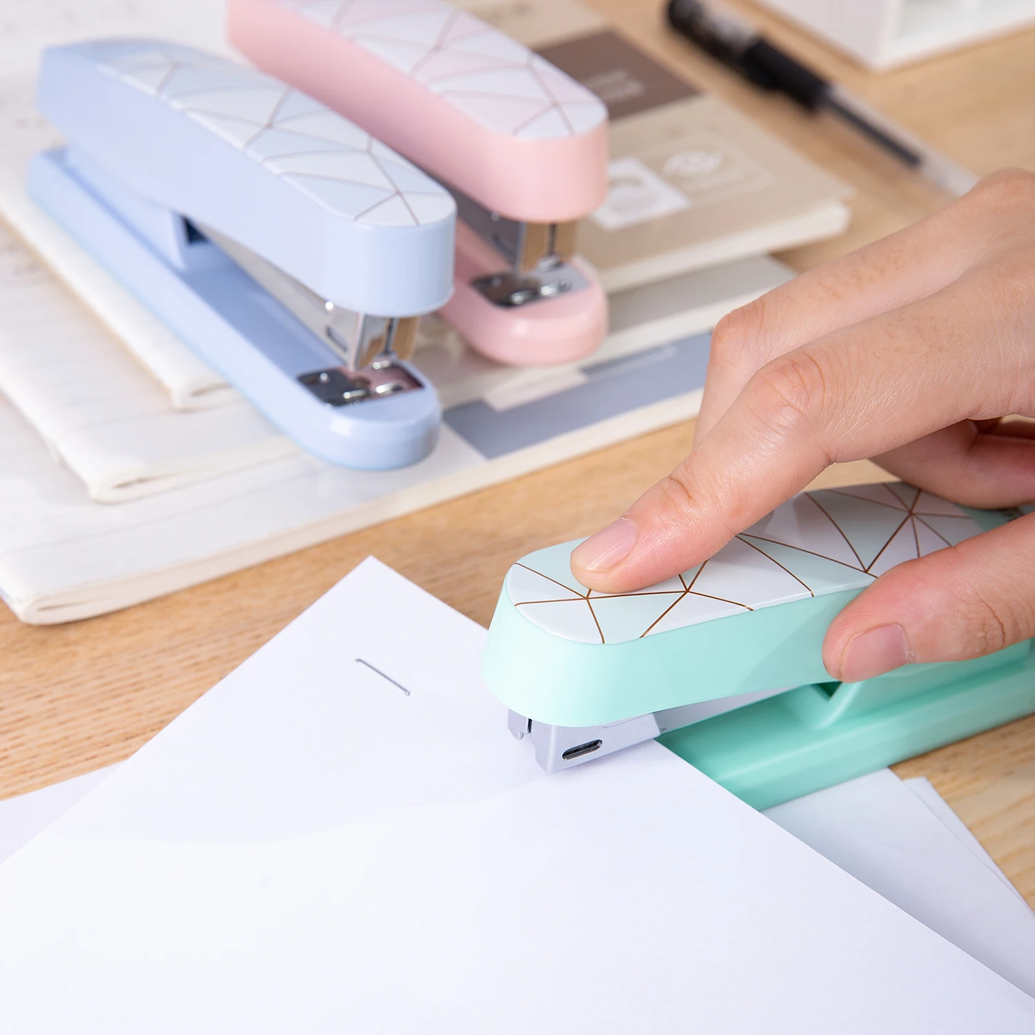 DELI Fashion Office Stapler NO.12 Half Strip stapler 24/6 &amp 26/6 smooth stapling stationery office supply staples E0402F | Канцтовары
