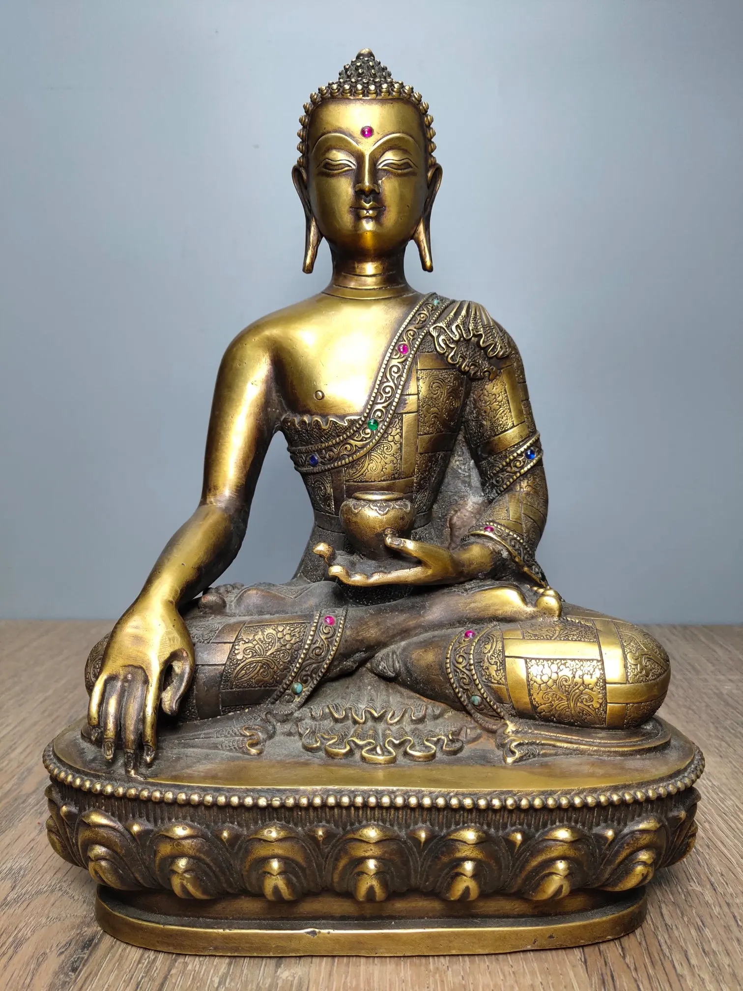

12 дюймов Тибетский буддизм, старый Бронзовый позолоченный драгоценный камень, Будда Sakyamuni, медицина, сидящий Будда lotus, хранилище Будды, горо...