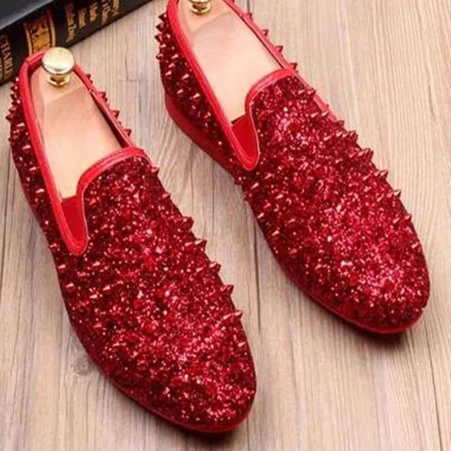 Туфли мужские с заостренным носком кожа плоская подошва заклепки металлическая