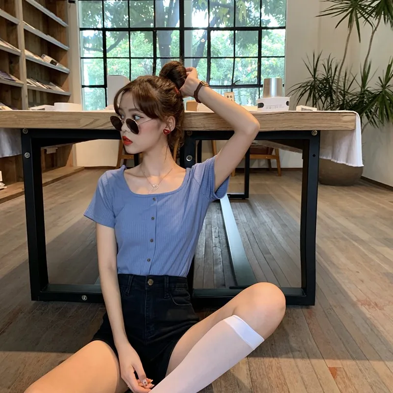 Женская футболка с квадратным вырезом однотонная короткая в корейском