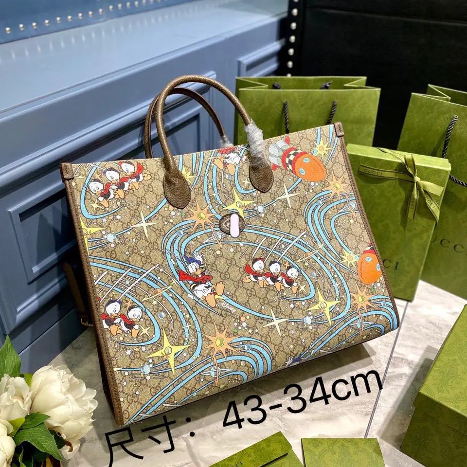 

Disney fashion ladies retro cowhide material cute cartoon Donald duck breast bag simple casual wild chain bag bucket bag handbag