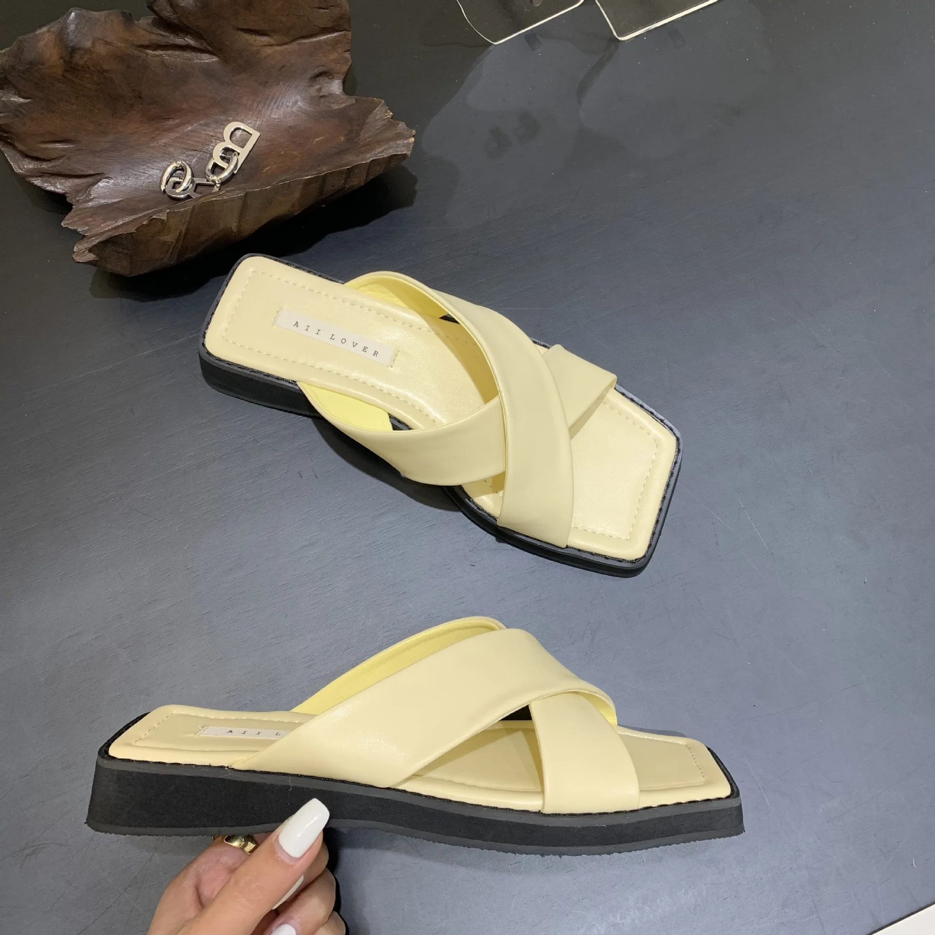 

Шлепанцы женские на массивной платформе, пляжные сандалии с перекрестной шнуровкой, мягкая подошва, однотонные Элегантные Тапочки, летние