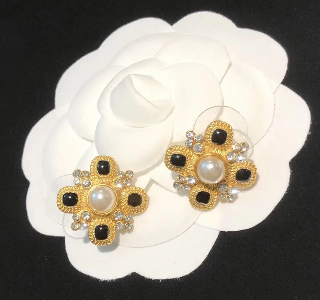 

2021 New S925 Needle Women's Ladies Fashion Lletters Luxury Brand Flower-Shaped Lmitation Diam Earrings Imitation High Jewelry