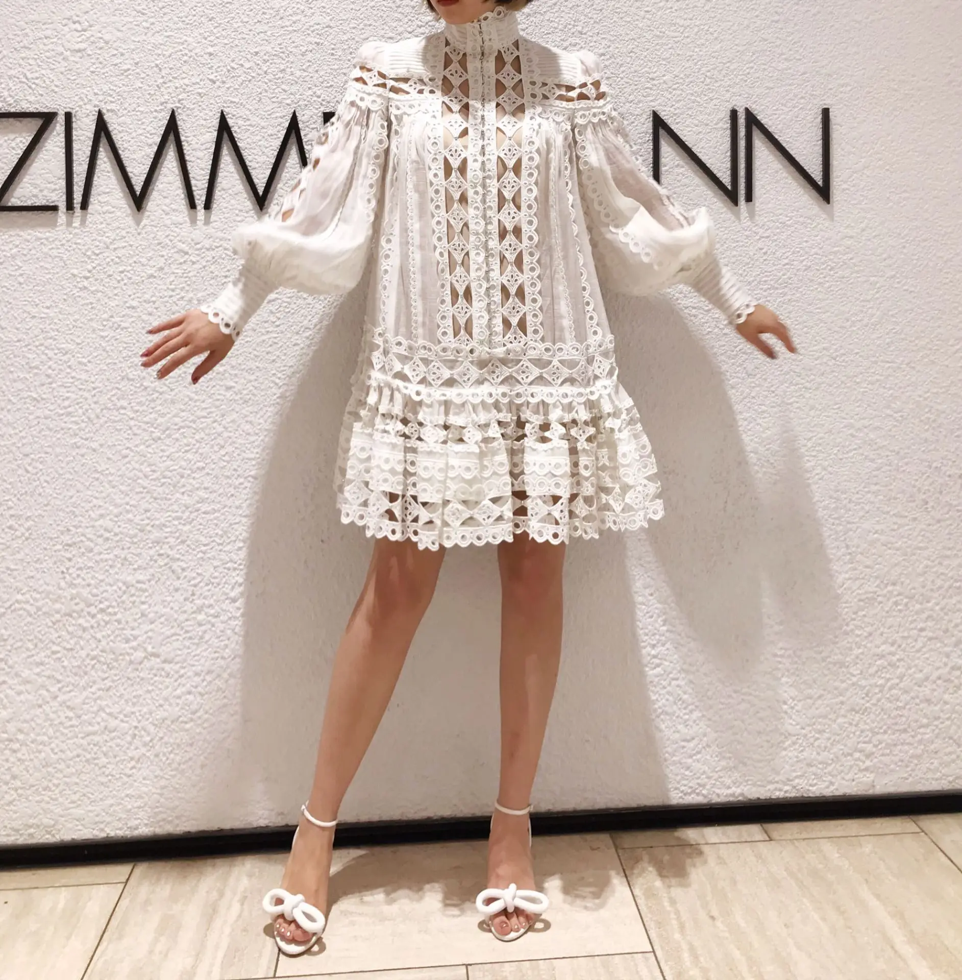 

Ажурное подиумное элегантное женское платье с воротником-стойкой и длинным рукавом, кружевное мини-платье в стиле пэчворк, модное летнее пл...