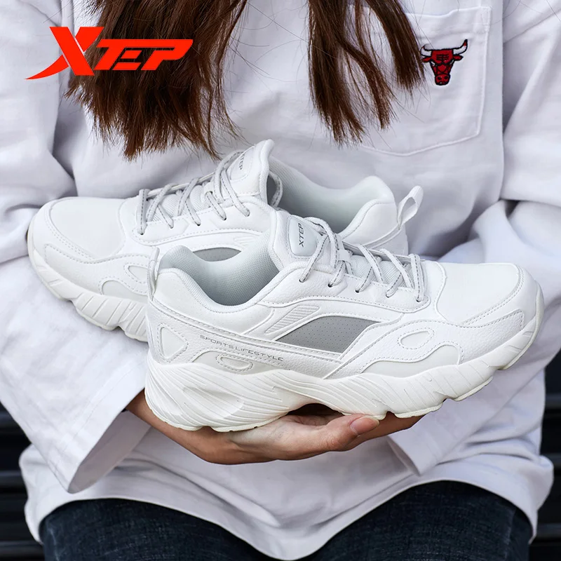 Женские кроссовки для отдыха Xtep черные белые на массивной подошве увеличивающие
