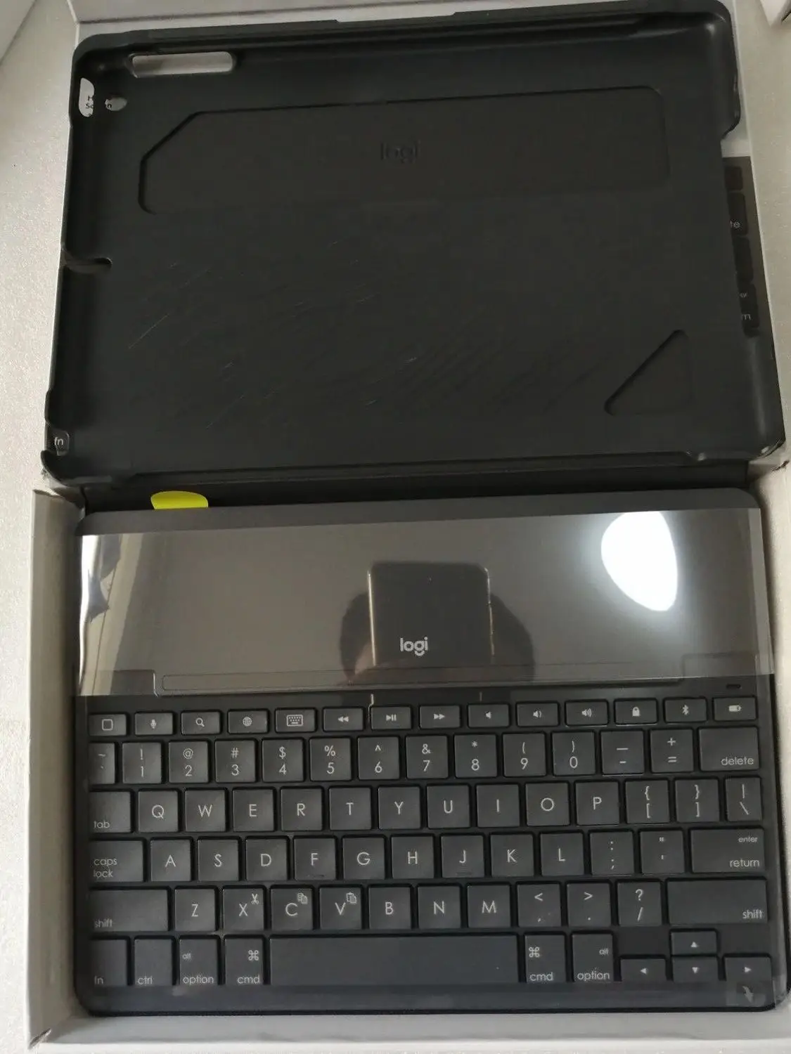 Чехол Logitech Slim Folio со встроенной Bluetooth клавиатурой для Ipad (5 го поколения)