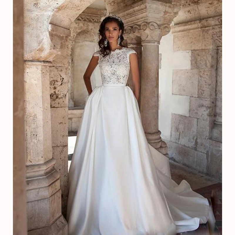 Свадебное платье с карманами кружевной аппликацией и рукавами крылышками