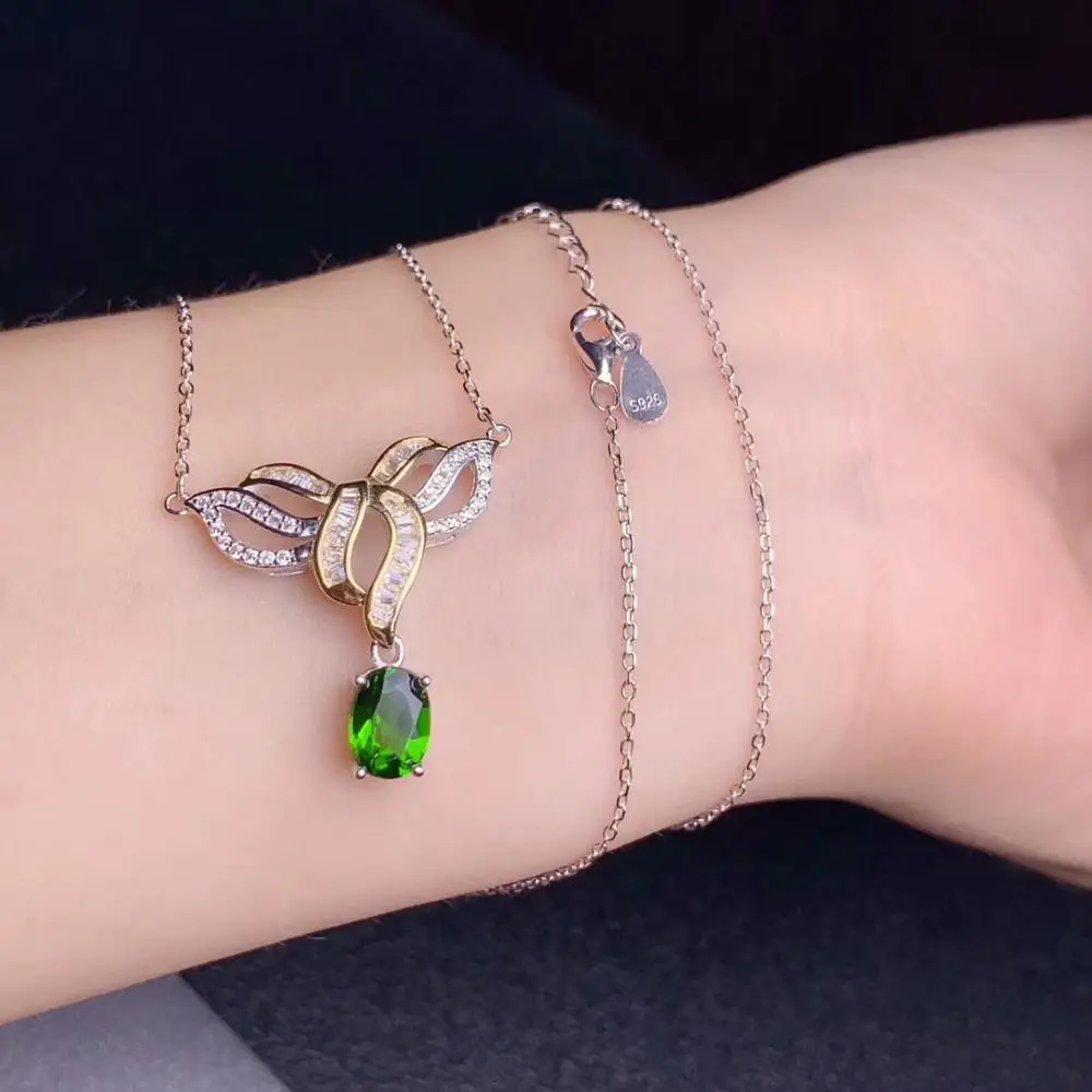 Подвеска из натурального драгоценного камня в виде диопсида | Украшения и