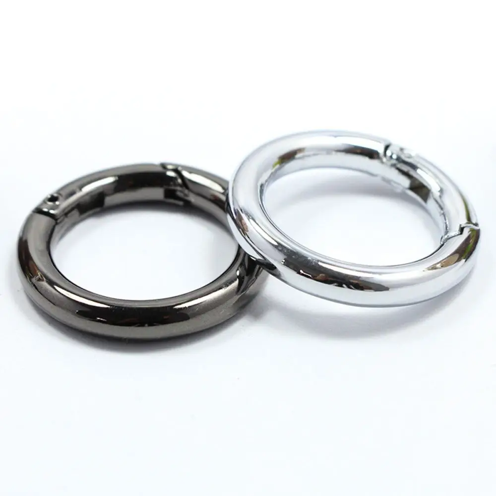 Круглый карабин золотистого и черного цветов круглые пружинные застежки кольца