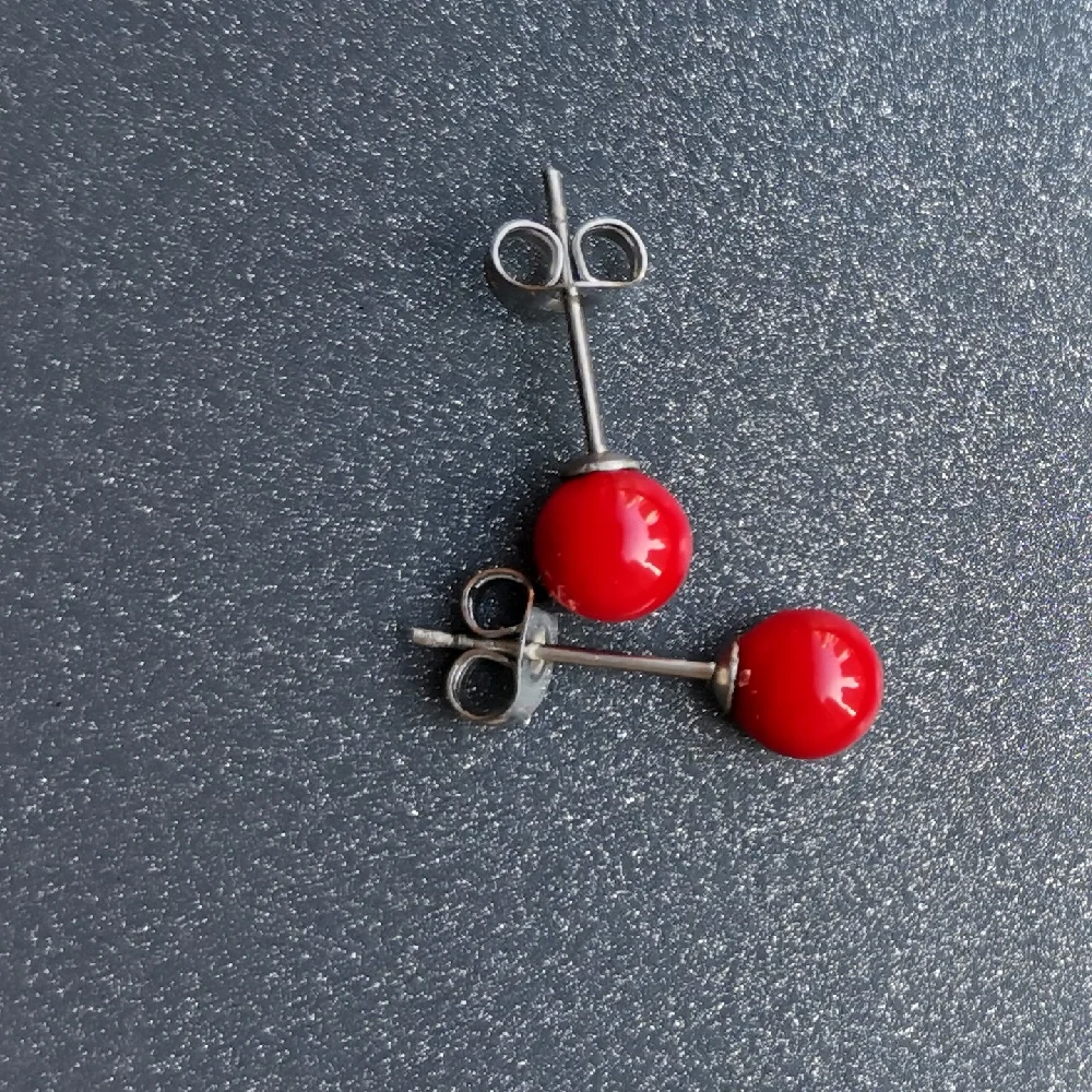 

Size 6MM Pure Red Natural Pearls Ball Women Stud Earrings Ear Smooth Ball 316 Stainless Steel Jewelry Anti Allergy Free
