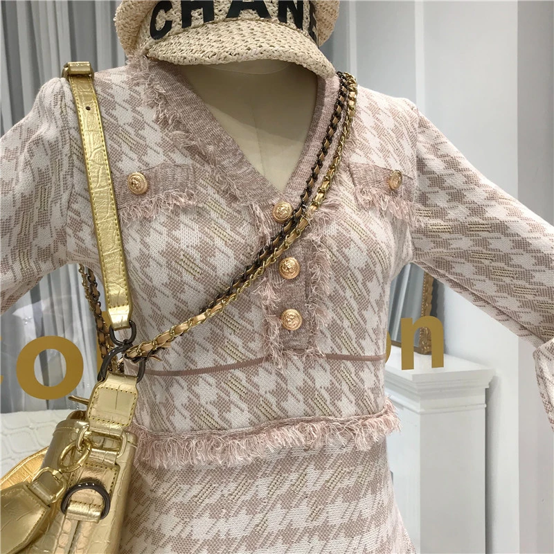 Женское трикотажное платье с V-образным вырезом длинным рукавом и кисточками -