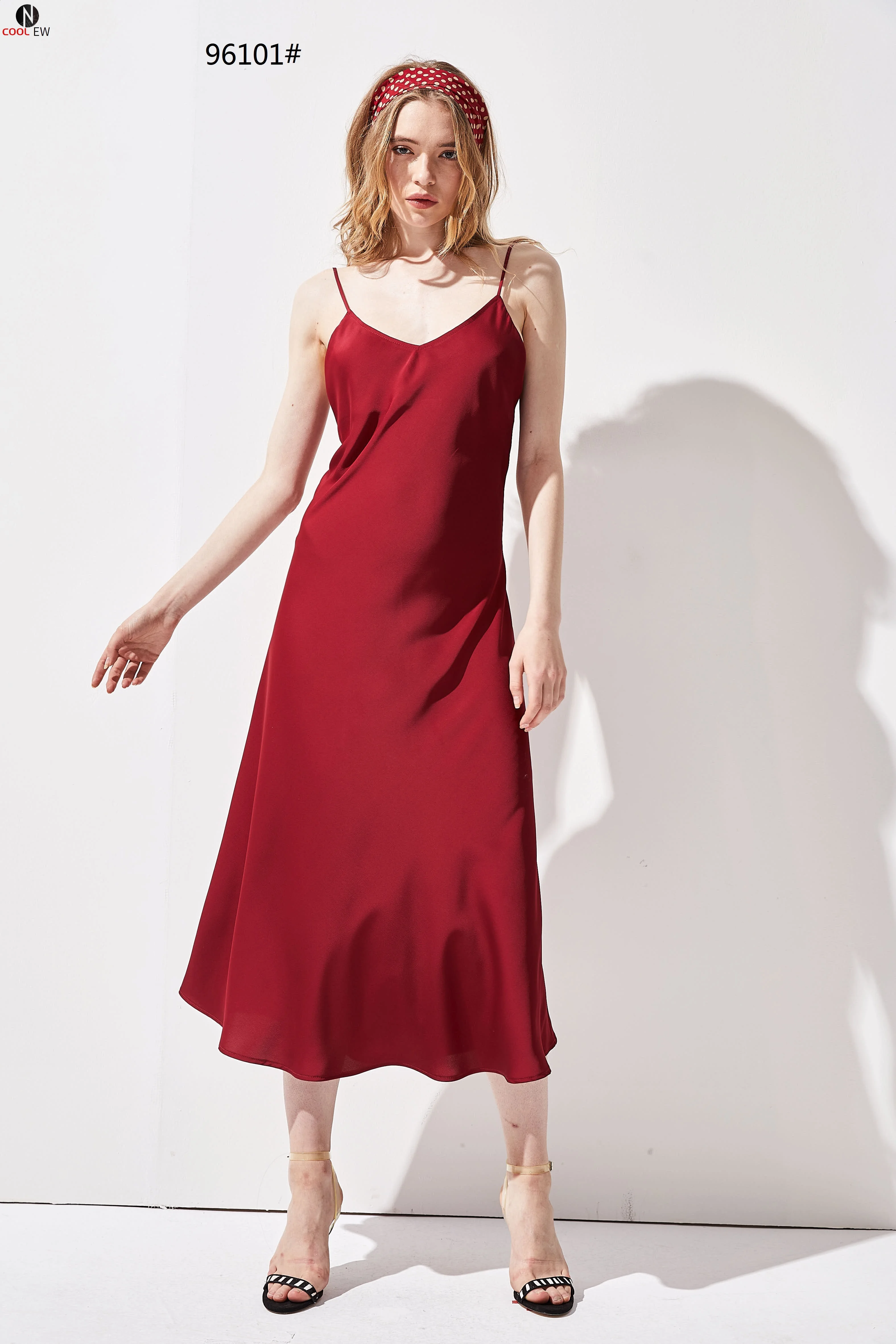 

New diagonal cut fishtail chiffon anti-wrinkle suspender dress slim vest dress in summer