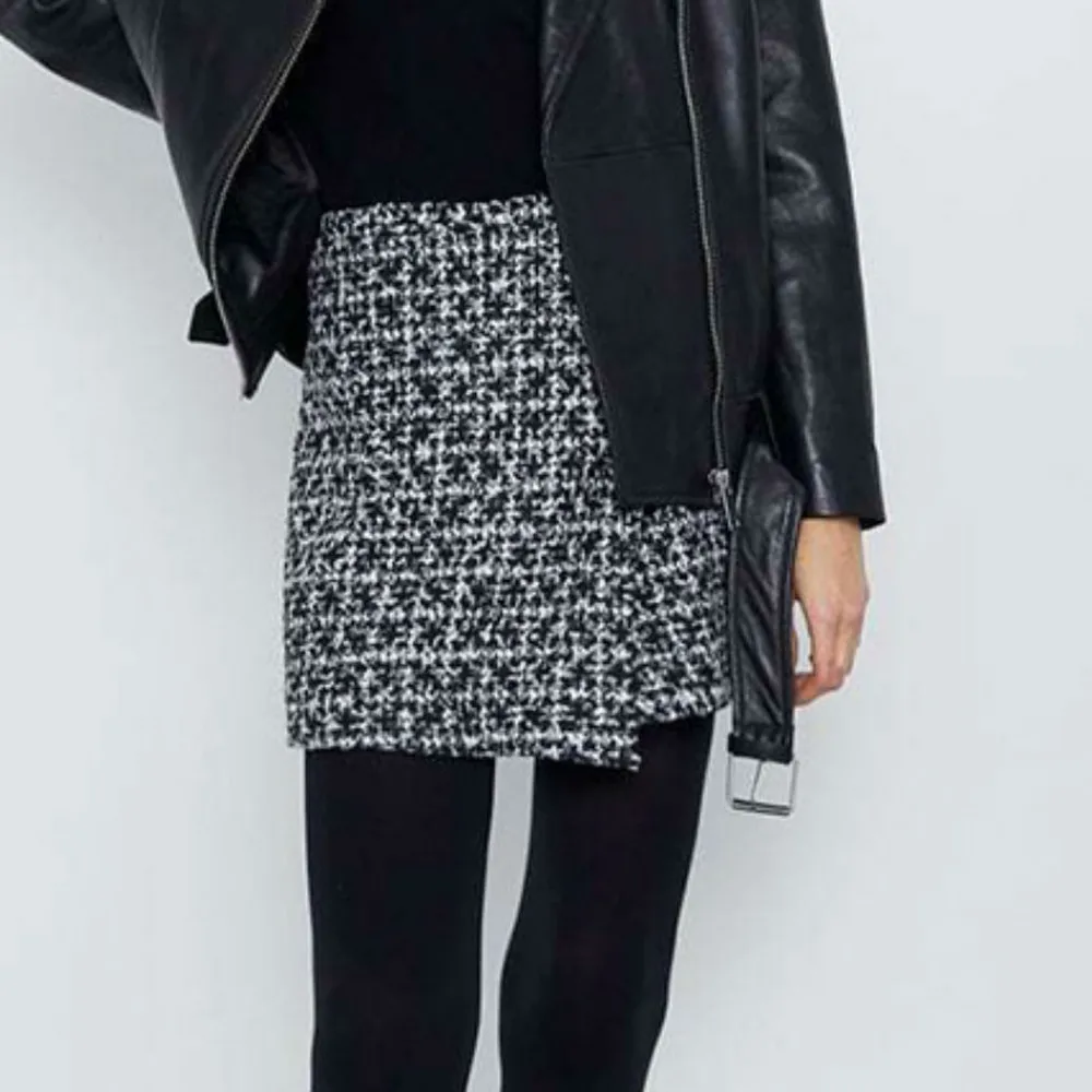 Женская короткая юбка комплект с вышивкой черная клетчатая пикантная для