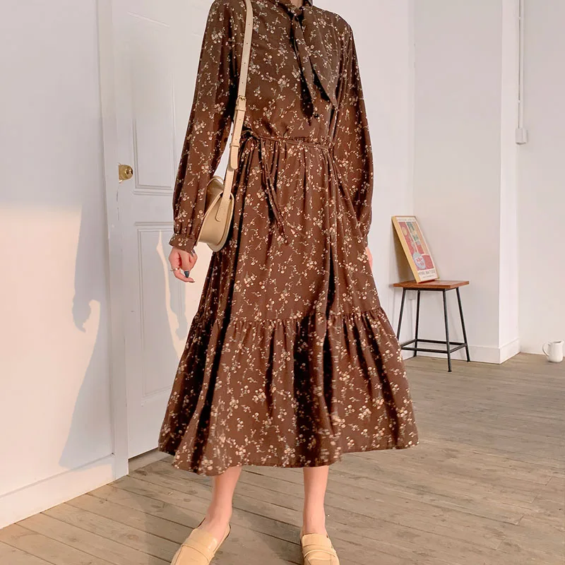Женское винтажное платье миди с длинным рукавом поясом на резинке и цветочным