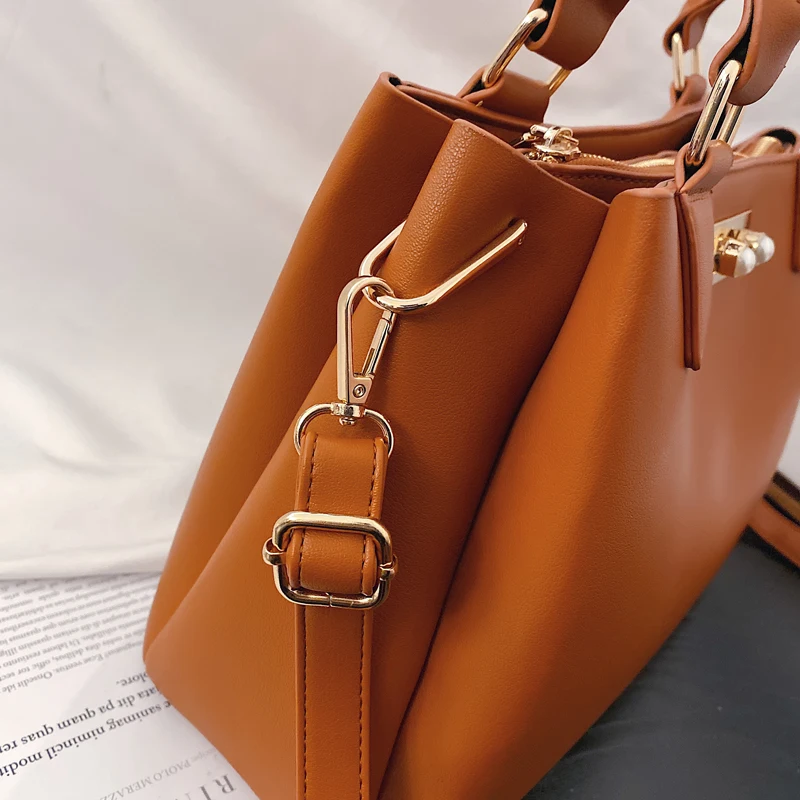 Модная женская сумка черного цвета брендовая Красная дамская на плечо розовая