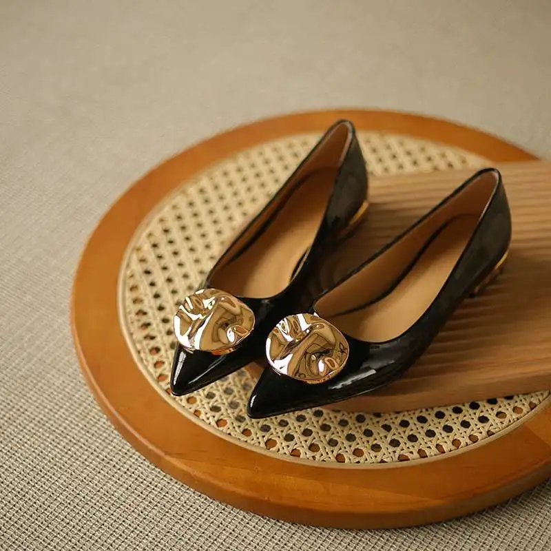 

Krazing Pot 2021 patent leather pointed toe low heel metal decoration beauty lady dating slip on Korean street women pumps L18