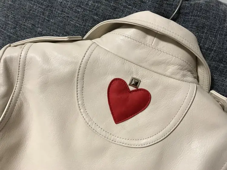 Модная женская кожаная куртка geuine красная бежевая черная приталенная