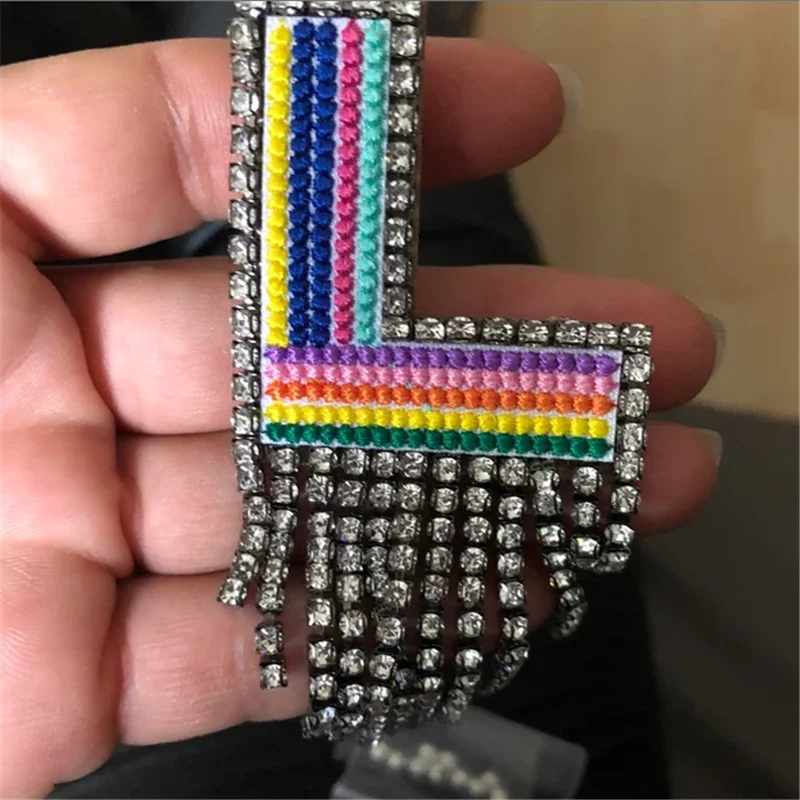 Красочная вышитая брошь из искусственной кожи с бахромой украшения драгоценных