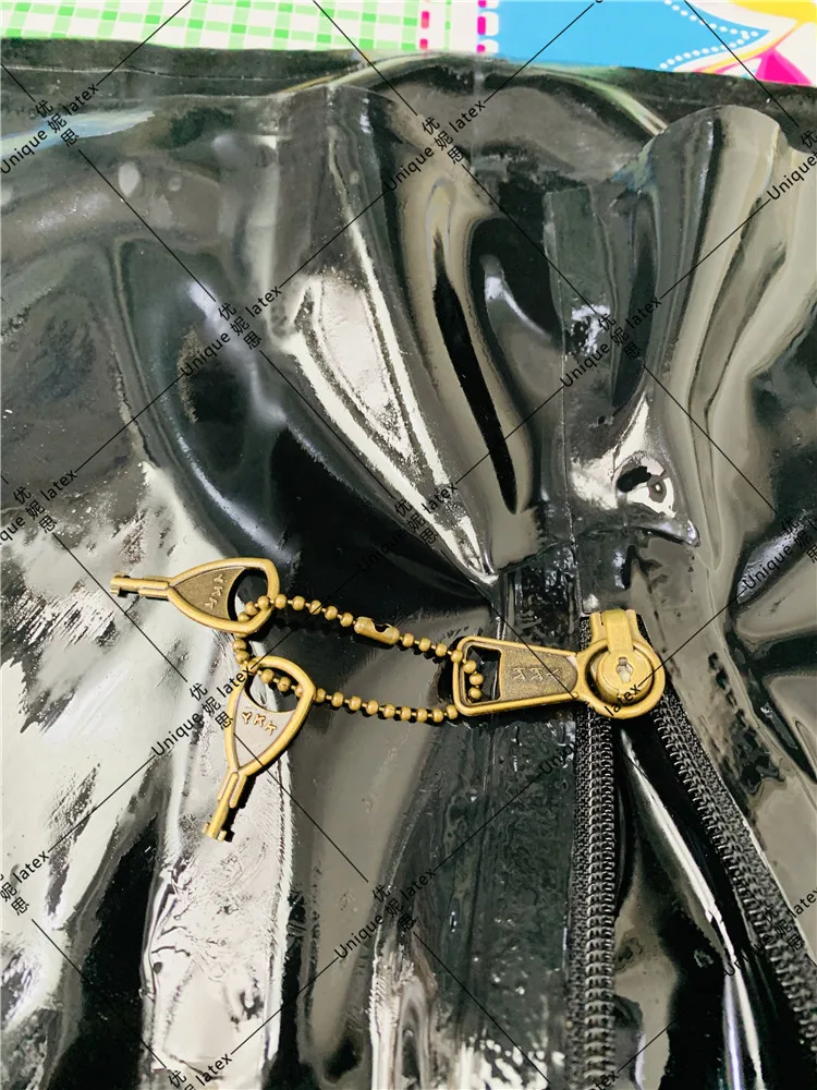 Мужское латексное нижнее белье замок скрытые два презерватива |